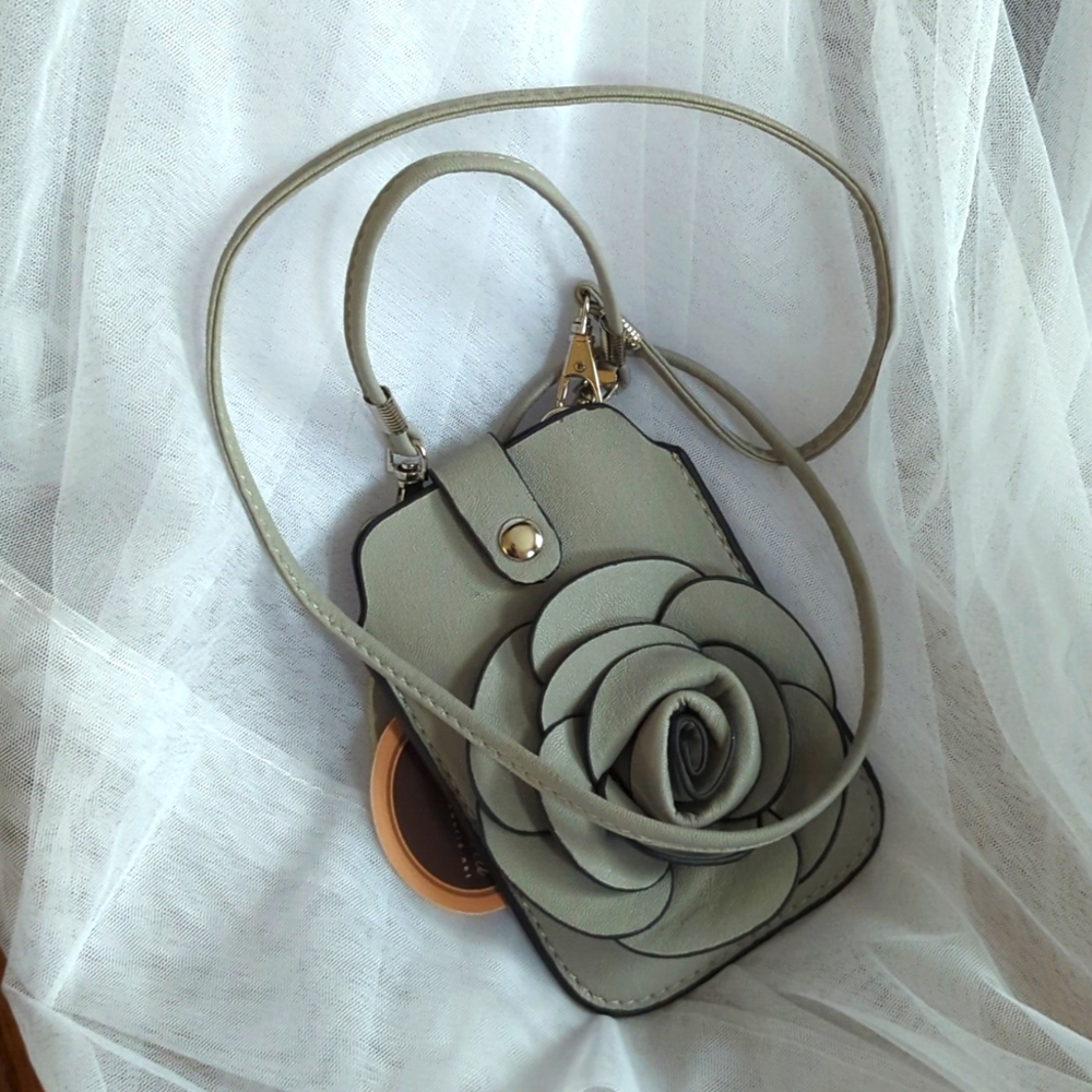 NWT Mellow World 3D cell phone purse / bag